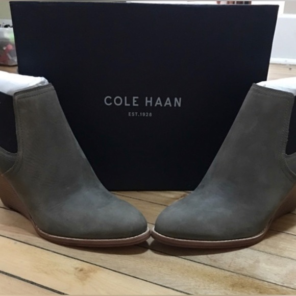 Excellent Condition! Cole Haan - Balthasar Bootie - size 9 - Greystone - Picture 5 of 7